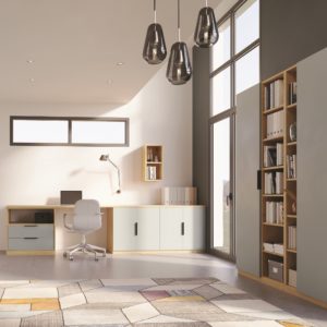 ©AD – Bureau H730 avec caisson suspendu et bibliothèque H2100 avec rangement fermé, chêne arlington et portes fjord, poignées Edge noires